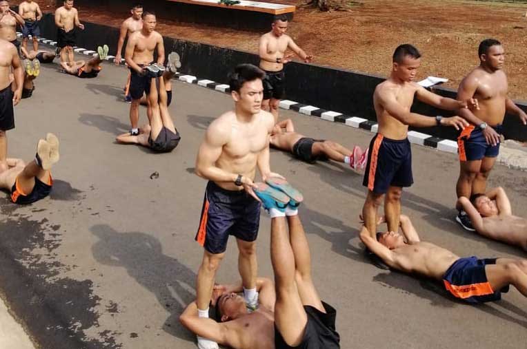 randy-pangalila-jadi-tentara-5