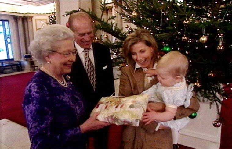 tradisi-natal-royal-family-4