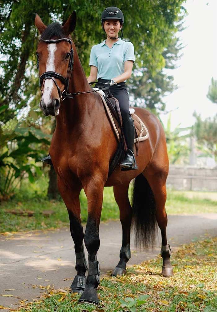 Artis hobi berkuda