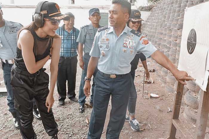 Cinta Laura latihan tembak