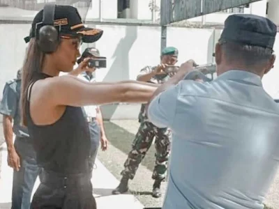 Cinta Laura latihan tembak