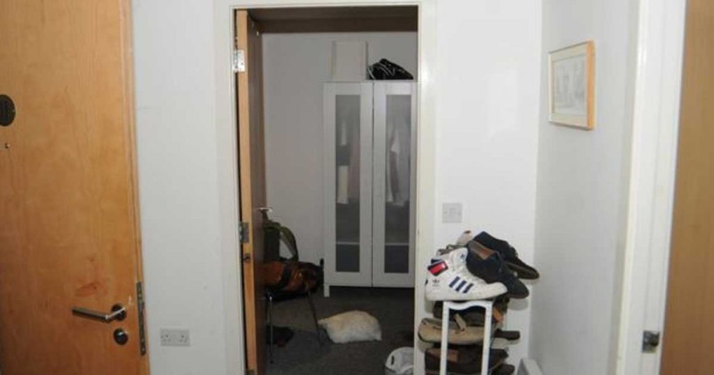 Noda-darah-Reynhard-Sinaga-di-pintu-kamar-mandi.