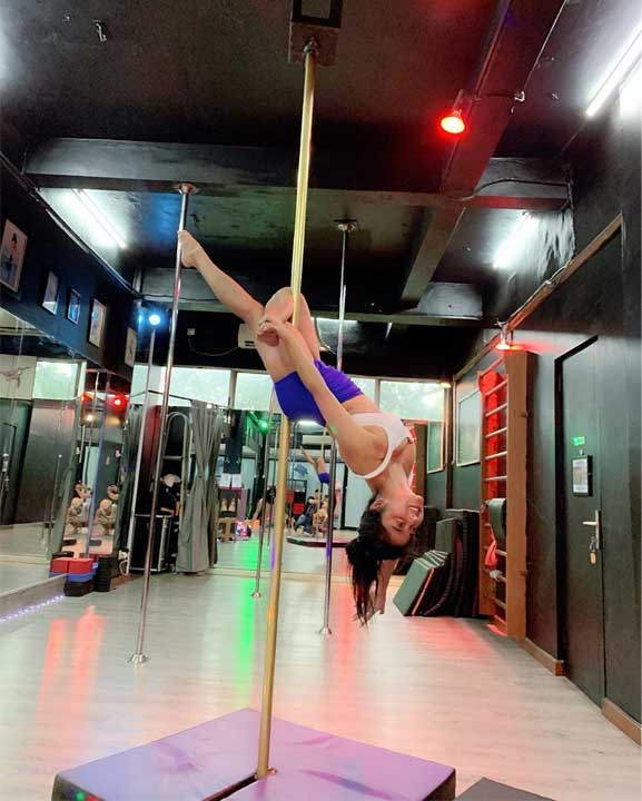dewi-perssik-pole-dance