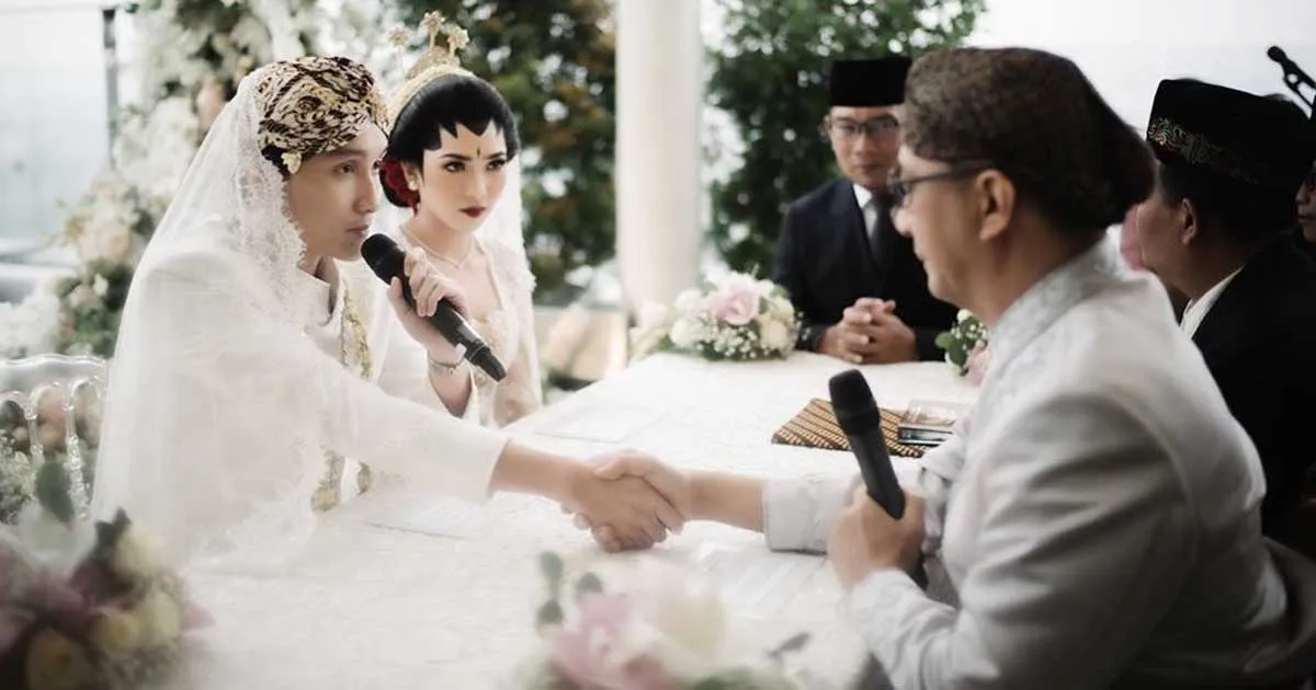 Ups! Ada yang Gagal Fokus saat Suami Kecup Pipi Isyana Sarasvati