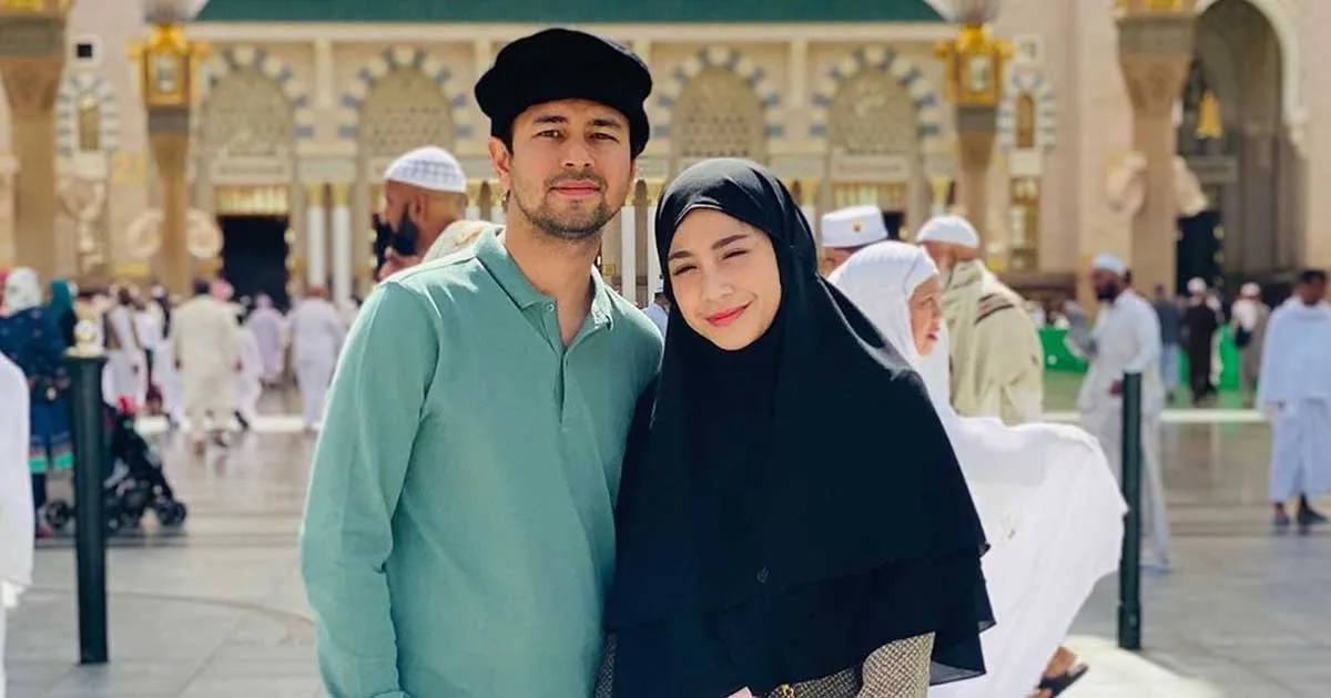 So Sweet! Raffi-Nagita Rayakan Ultah di Depan Kakbah