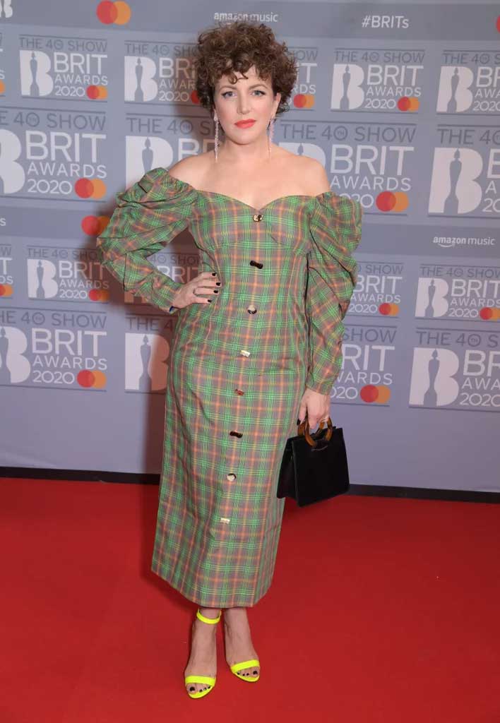 annie-mac-di-brit-awards-2020-busana-terburulk
