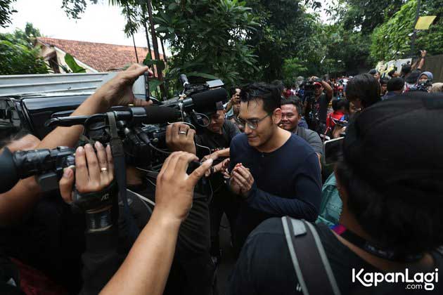 arifin-putra-di-pemakaman-ashraf-sinclair