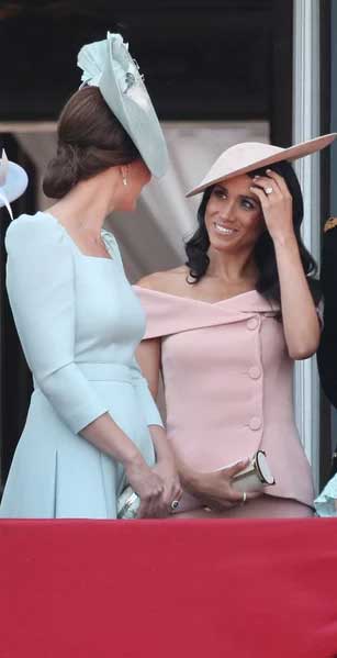 gaya-meghan-markle-baju-merah-muda