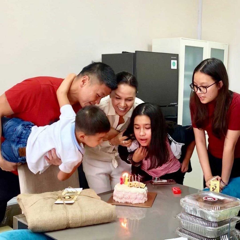ibu-tiga-anak fitri salhuteru