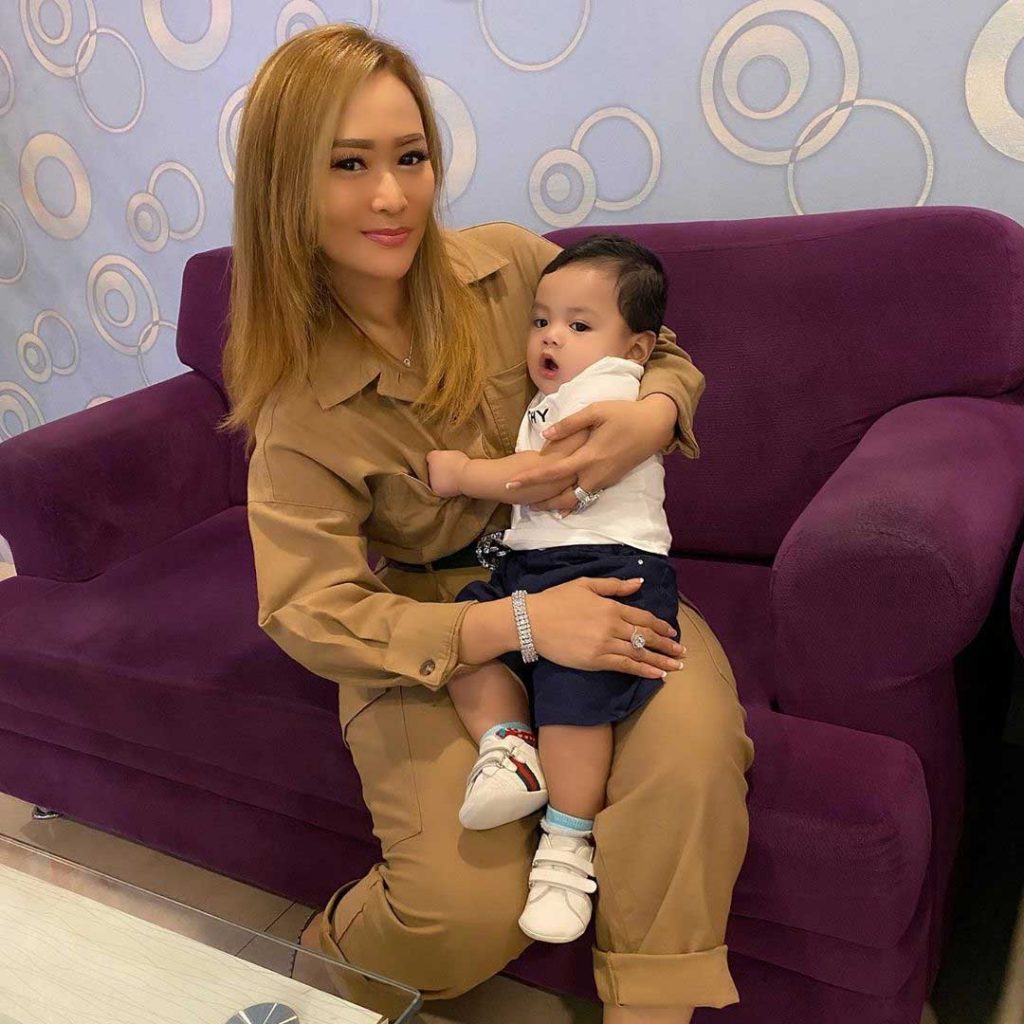 inul-daratista-gendong-anak-nikita-mirzani