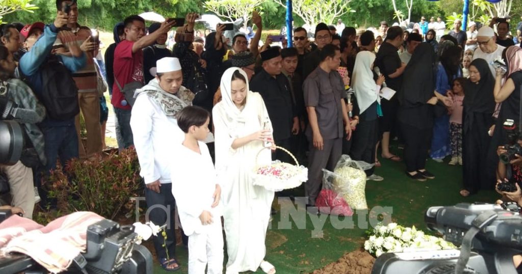 noah-sinclair-menangis-di-pemakaman-ayah-1