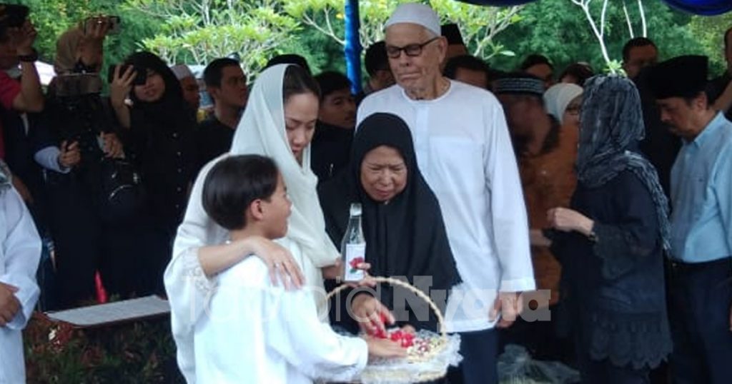 noah-sinclair-menangis-di-pemakaman-ayah