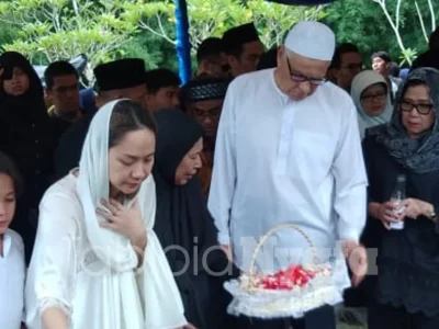 BCL ziarah noah-sinclair-menangis-di-pemakaman-ayah-2