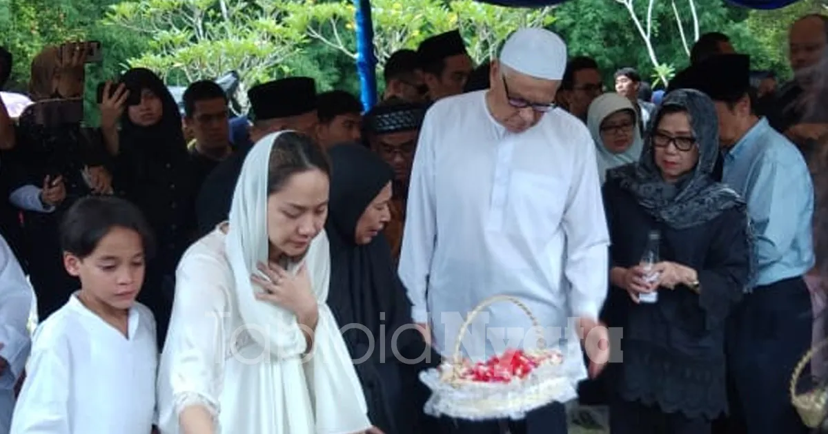 Sehari Ditinggal, BCL dan Keluarga Kembali ke Makam Ashraf Sinclair