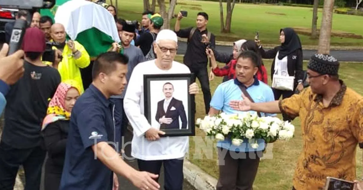 Harunya Suasana Pemakaman Mendiang Ashraf Sinclair