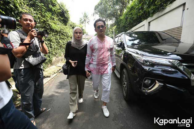 zaskia-adya-mecca-dan-hanung-bramantyo-di-rumah-duka-ashraf-sinclair