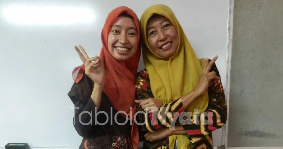 Hebat! Ibu dan Anak asal Surabaya Raih Gelar Doktor Bersama