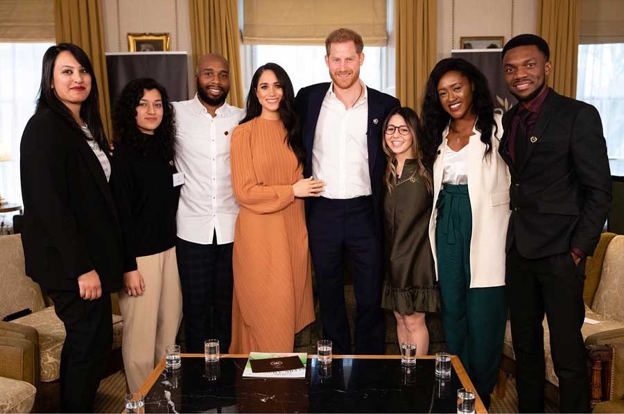 baju-meghan-markle-oranye