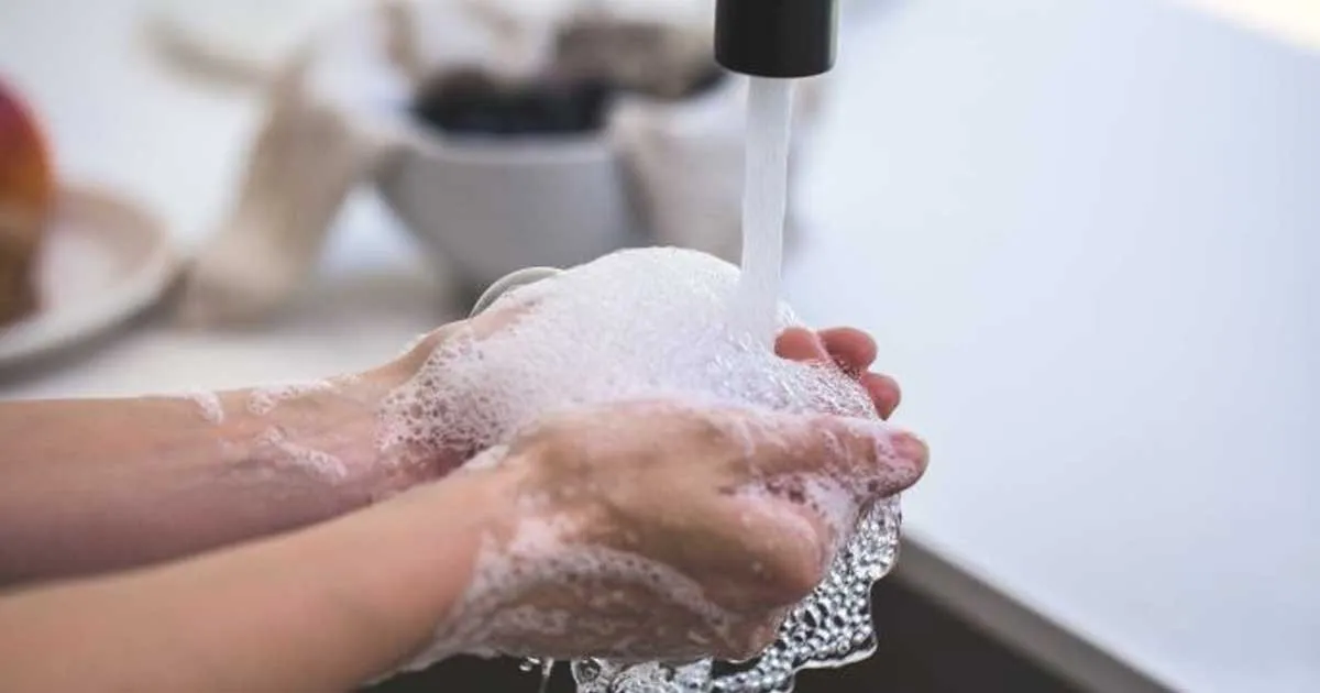 Cuci Tangan dengan Sabun Lebih Baik daripada Pakai Hand Sanitizer!