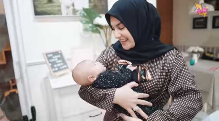 irish-bella-gendong-anak-syahnaz