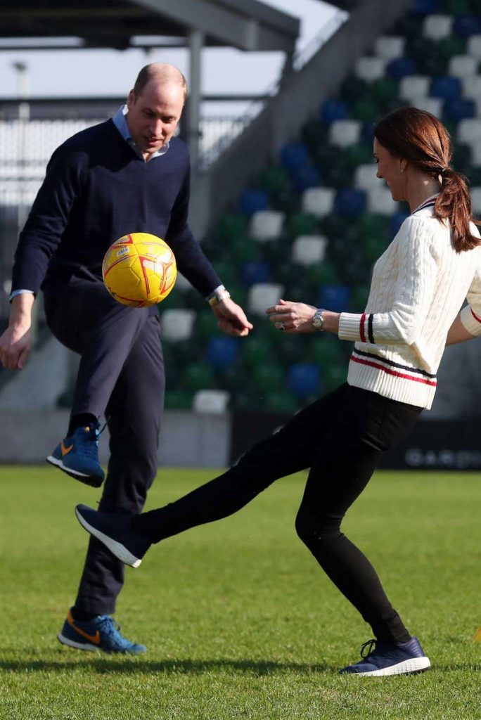 Kate middleton bermain sepak bola