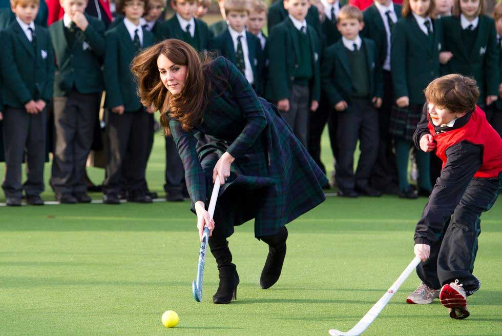 kate-middleton-bermain-hockey