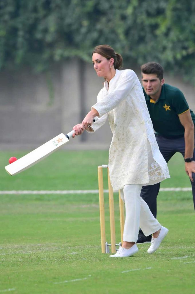 kate-middleton-bermain-kriket-pakistan