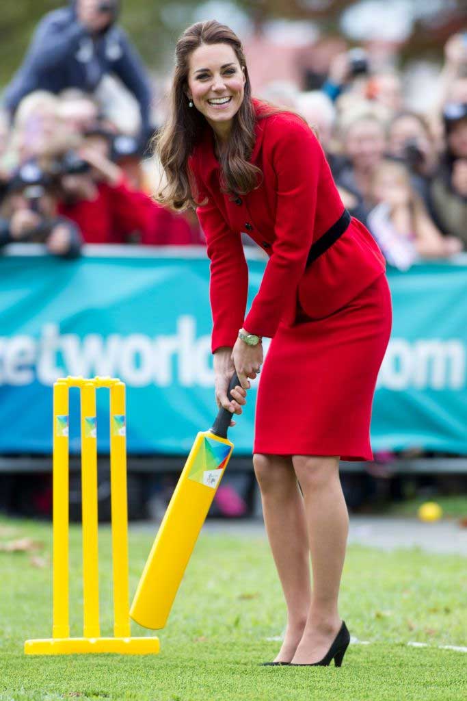 kate-middleton-olahrag-bermain-kriket