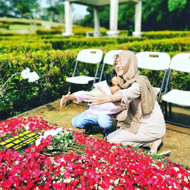 pelukan-bcl-di-makam