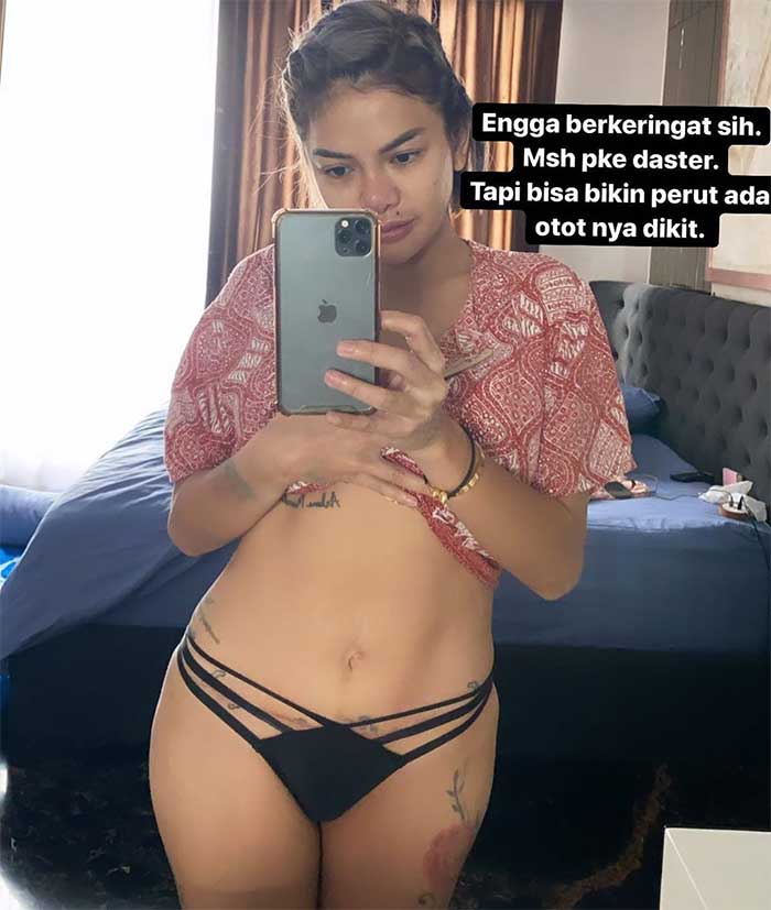 Foto seksi Nikita Mirzani