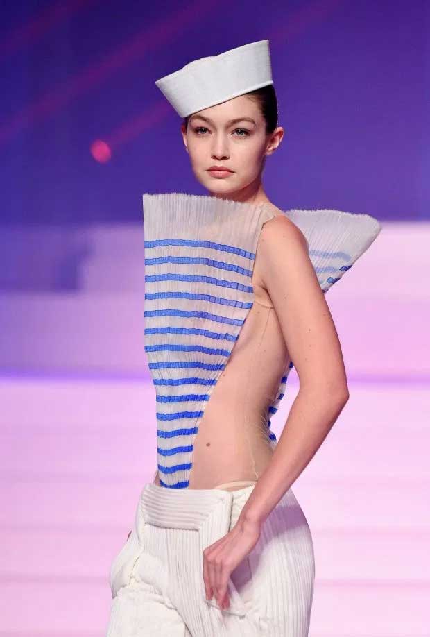 Gigi-Hadid-memamerkan-koleksi-terbari-Jean-paul-Gaultier
