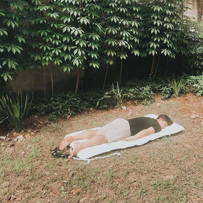 Foto artis berjemur