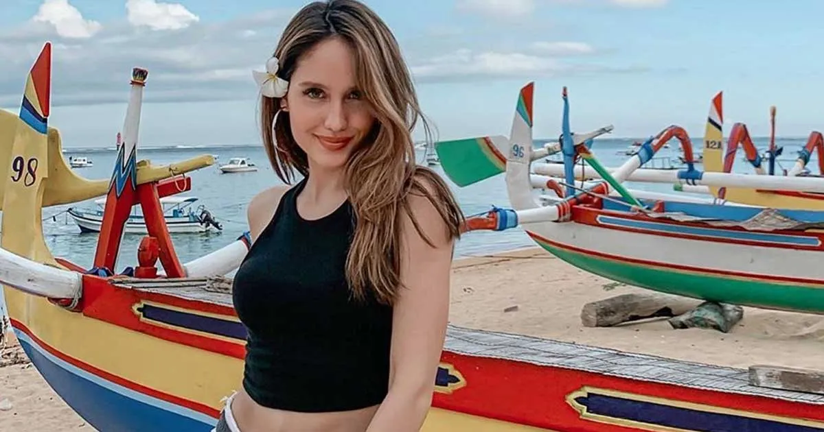 Demi ‘Cloud 9’, Cinta Laura Goyang Seksi di Tepi Samudera
