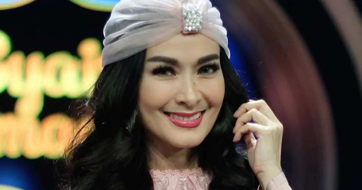 Suaminya Didekati ‘Pramugari’, Ini Respon Iis Dahlia