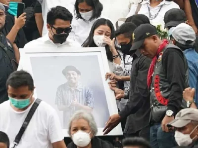 jenazah-glenn-fredly-dari-gereja