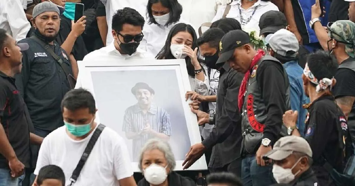 Terus Menangis, Istri Antarkan Glenn Fredly ke Peristirahatan Terakhir