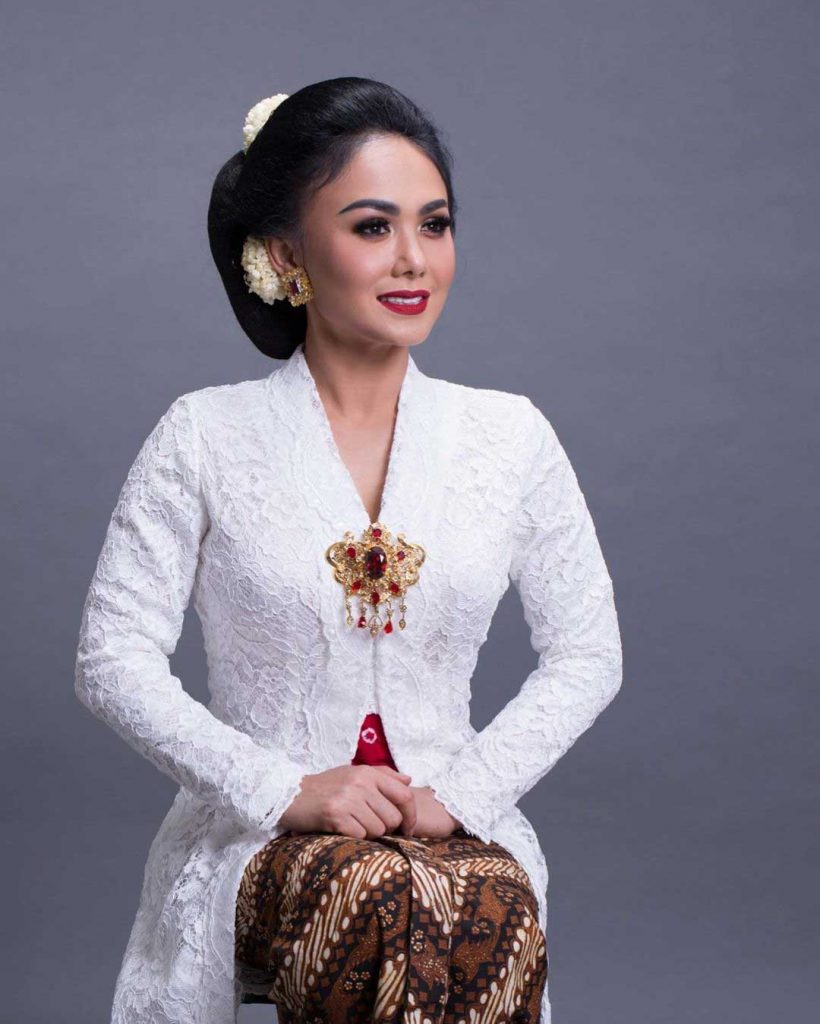yuni-shara-pakai-kebaya-hari-kartini