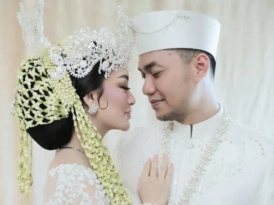 usia foto baby bump hamil kehamilan Zaskia Gotik dan suami