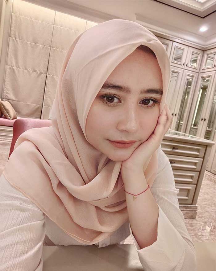 Foto Prilly berhijab