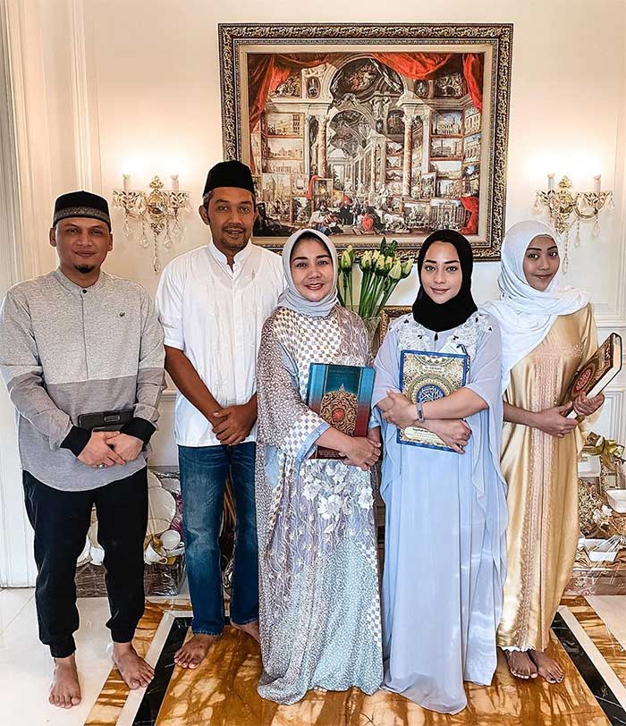 Nikita Willy khatam Quran