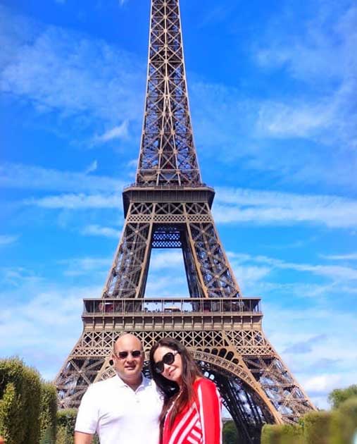 maia-estianty-irwan-mussry-di-depan-eiffel