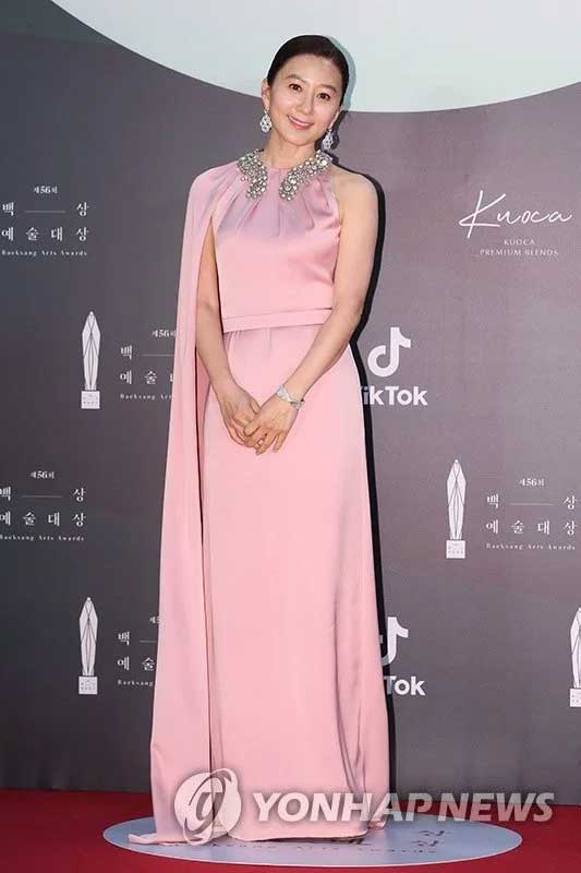 gaun-kim-hee-ae-di-baeksang-awards-2020