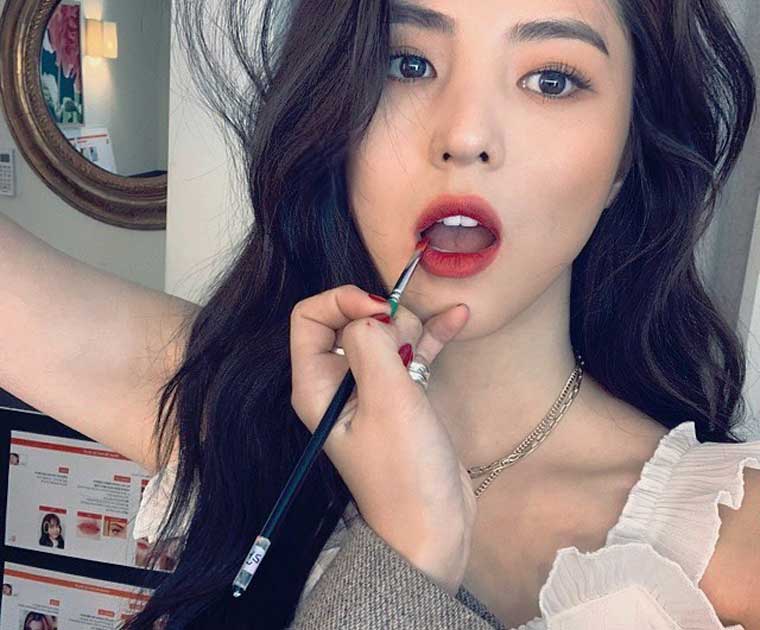 han-so-hee-lipstik-burgundy