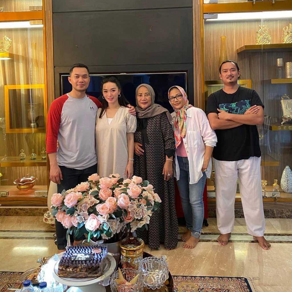 rumah-suami-zaskia-gotik