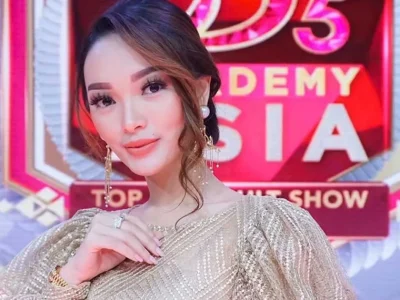 zaskia-gotik-mengaji-ibadah