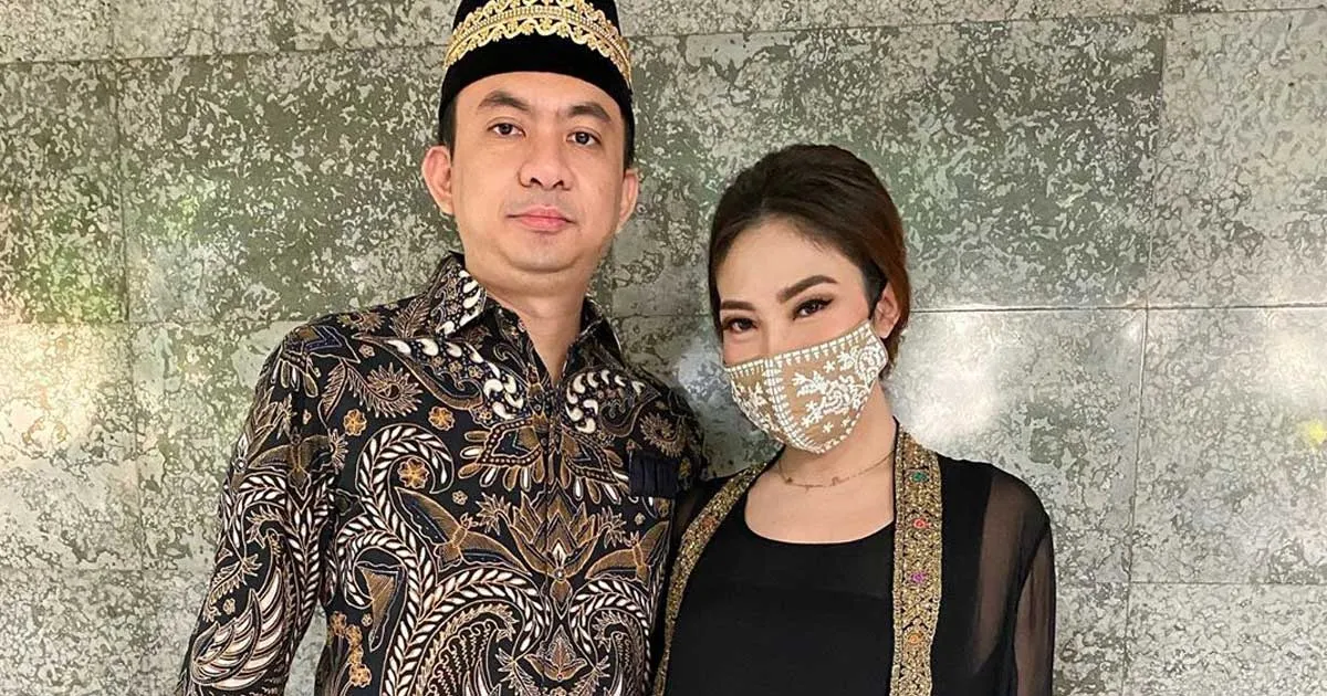 Unggah Foto Mesra Bareng Suami, Teks Bikinan Ayu Dewi Jadi Sorotan
