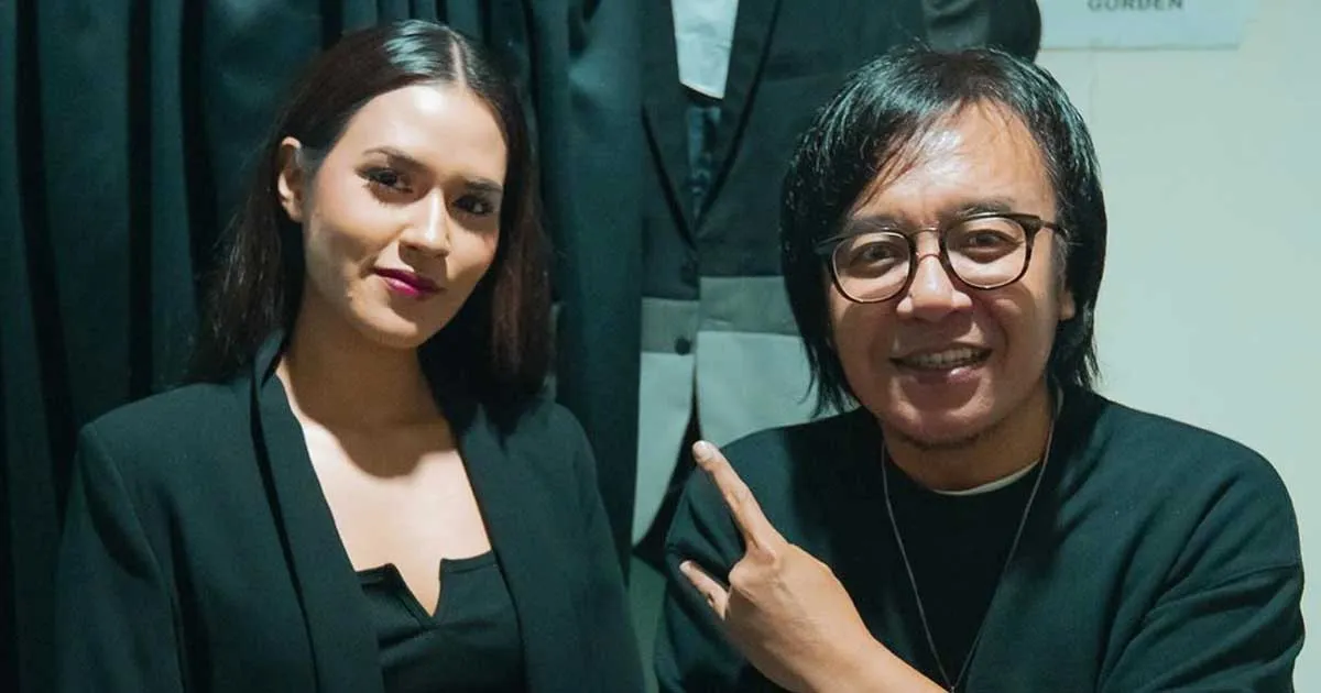 Ups! Ada yang Bikin Gagal Fokus di Balik Foto Ari Lasso dan Raisa