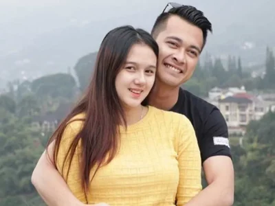 istri-eza-gionino-pamer-baby-bump
