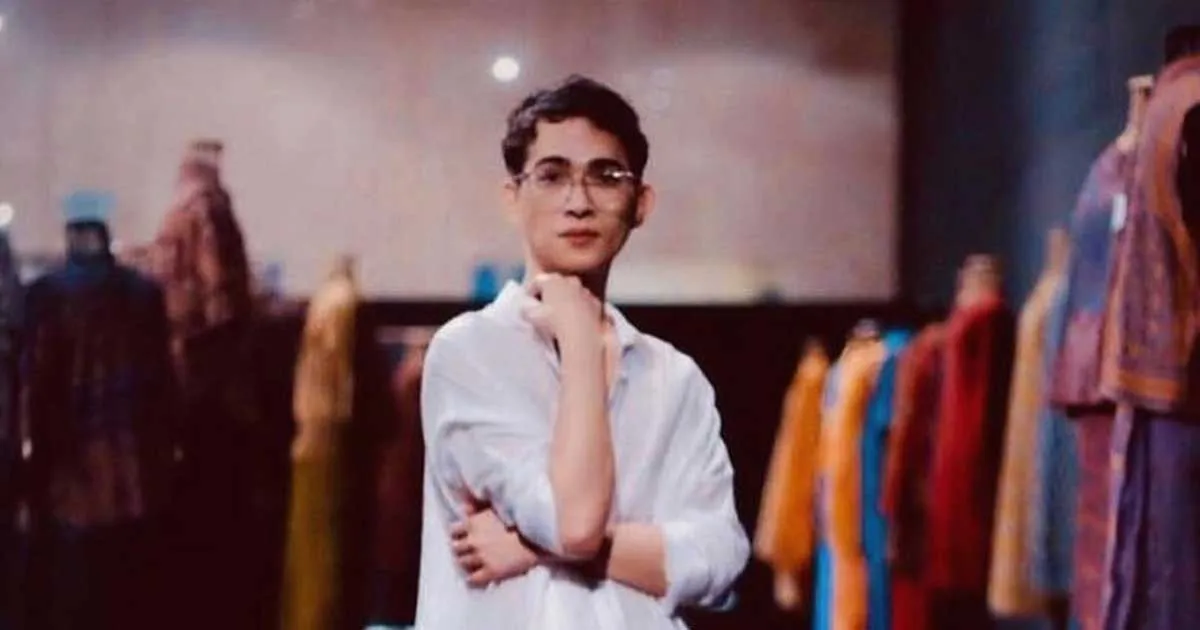 Tampil Cantik dan Bergaya Feminin, Ini 8 Potret Desainer Oscar Lawalata!