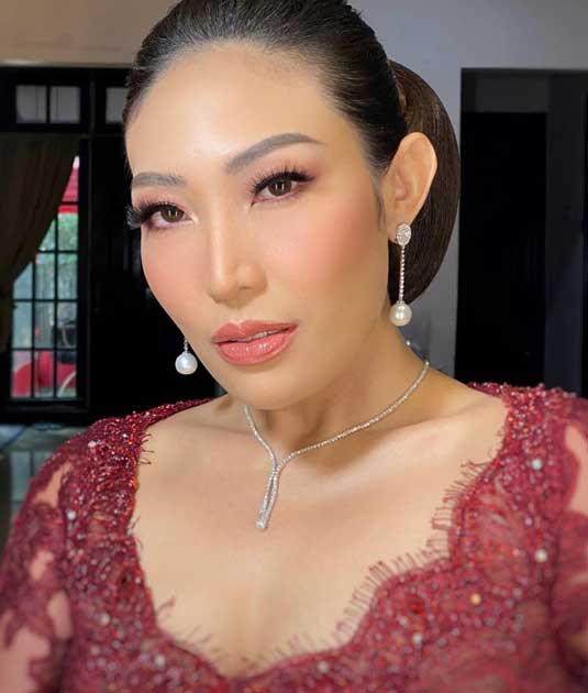 ayu-dewi-glaze-skin